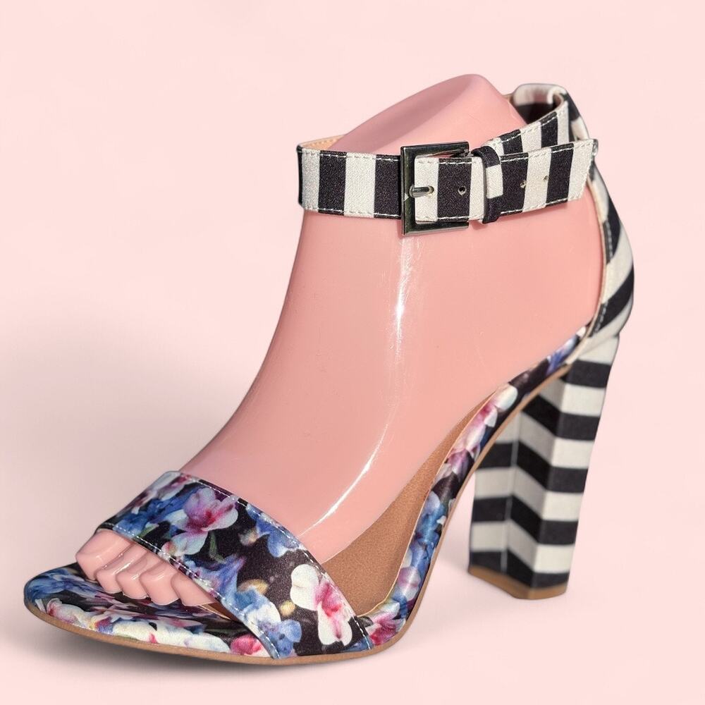 TORRID Ankle Strap Striped Chunky Heel Sandals size 8W
New - Picture 2 of 9